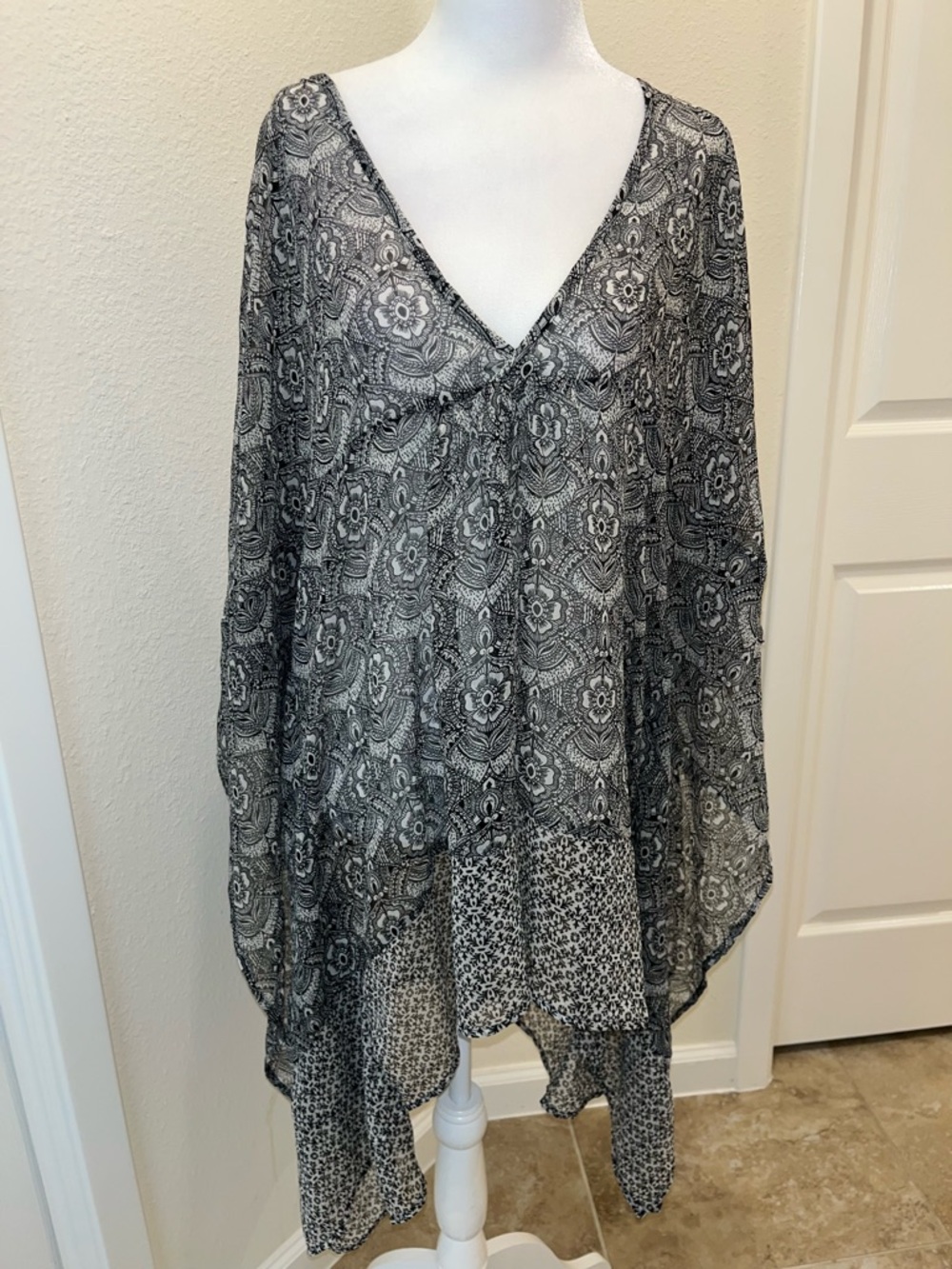 Abercrombie & Fitch Black & White Printed V-Neck Swim Coverup